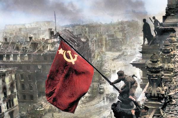 圣彼得堡燃放烟花纪念卫国战争胜利74周年