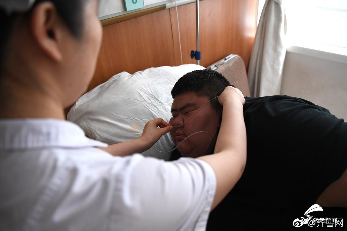 网传福建7岁男童遭亲妈毒打致死，村支书否认称因肺炎去世