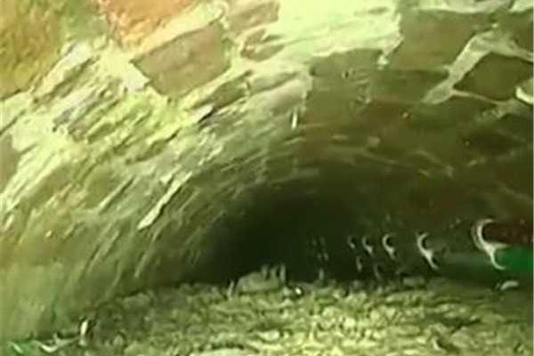 南非金矿发生矿车坠物事故 约1800名矿工被困井下