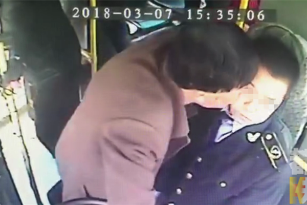 女子拒查票气哭乘务员：双方和解 武汉铁路局回应