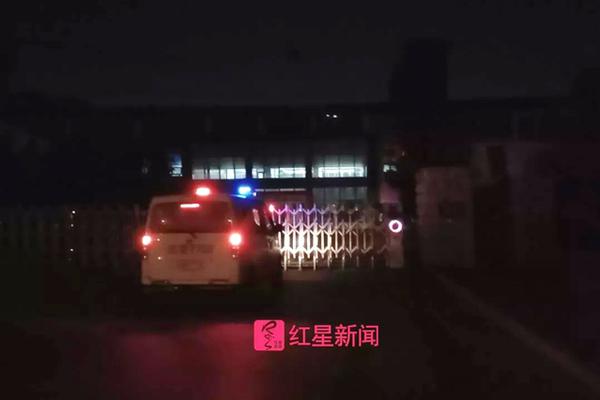 北京发生山洪灾害 铲车翻倒4人被困