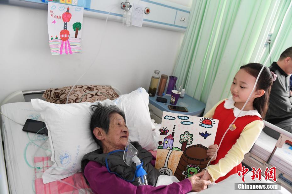 网传福建7岁男童遭亲妈毒打致死，村支书否认称因肺炎去世