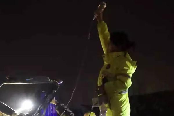 网传天津交警用警棍打人 警方：男子抓伤民警被制服